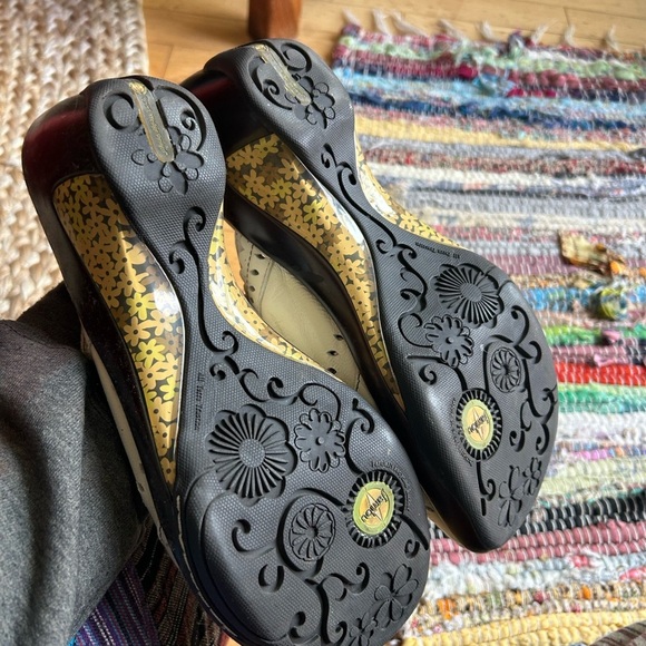 Jambu Cream Sandals with Intricate Cutout Design - Picture 4 of 15